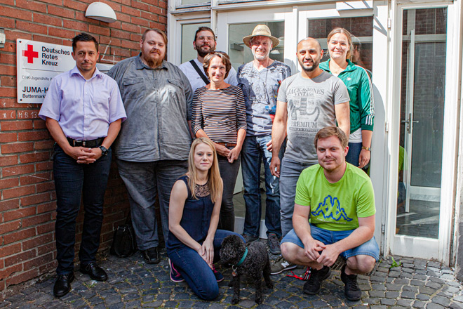 Die DRK Jugendhilfe Westfalen-Lippe heute Das neunköpfige Team der DRK Jugendhilfe Westfalen-Lippe steht vor dem Eingang des JUMA-Hauses Kempen.
