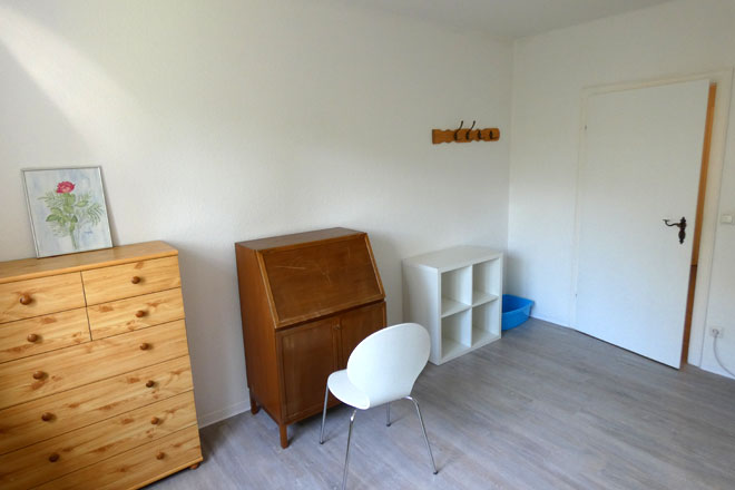 Ein Zimmer mit Regal und Schränken in Krefeld.