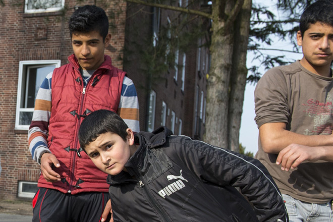 Drei männliche Teenager mit Migrationshintergrund.